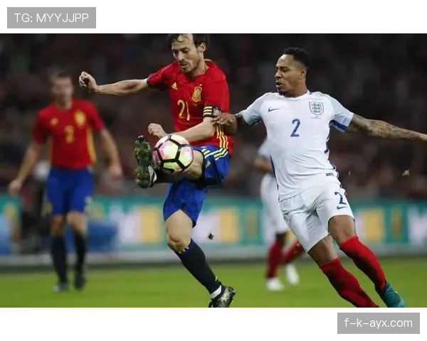 足球明星闪耀瞬间背后的坚持：赛场拼搏故事引球迷关注