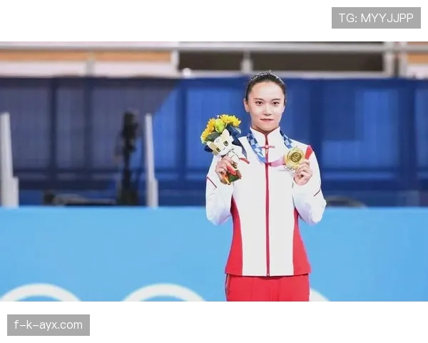 朱雪莹训练完顺手啃个苹果，这自律我真学不来